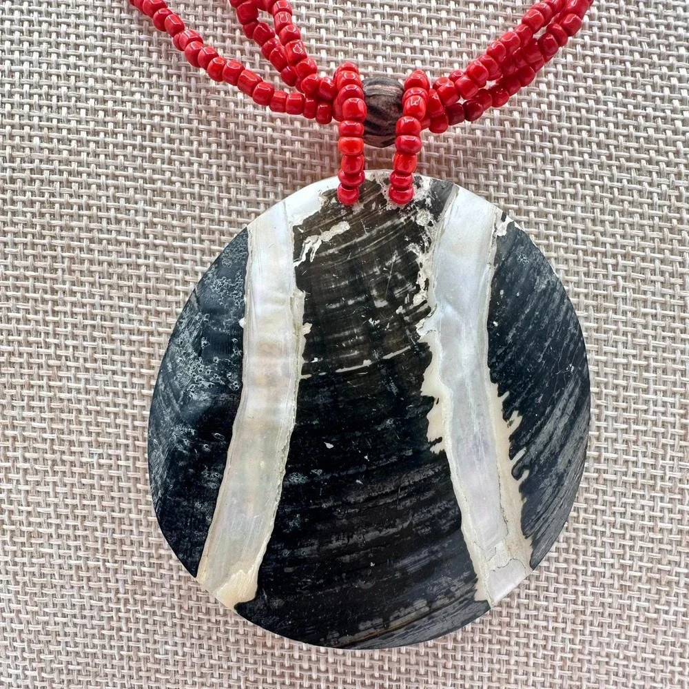 Vintage 90s Red Multi-Strand Beaded‎ Black Round Shell Pendant Necklace Jewelry